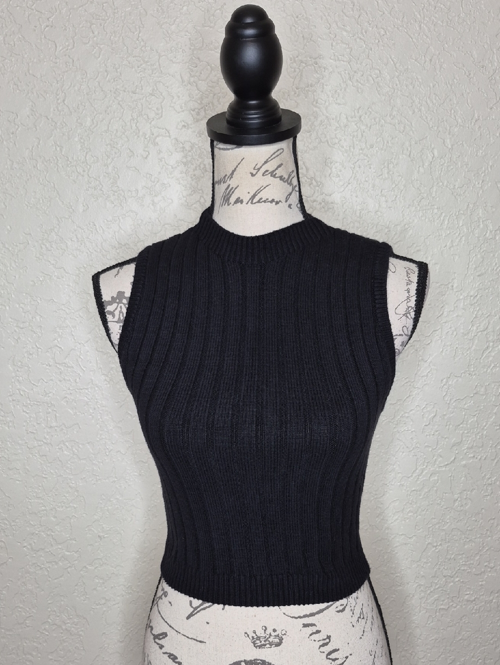 Ribbed Sleeveless Cropped Sweater Black